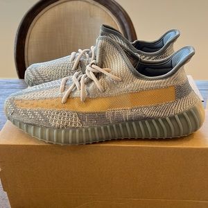 Brand New w/ box Mens 10.5 Yeezy Boost 350 V2